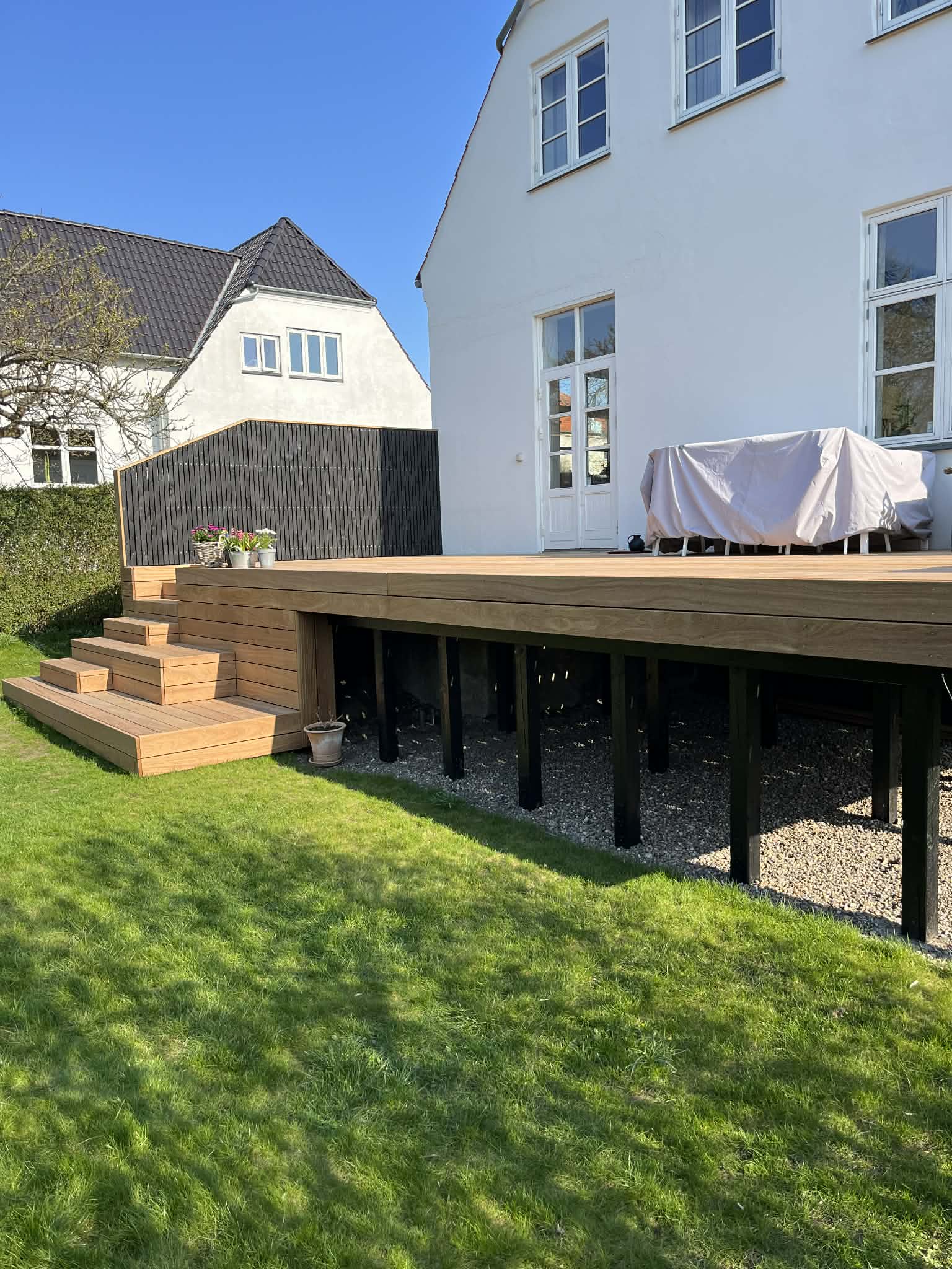 Hævet træterrasse med trappe og hegn/afskærmning