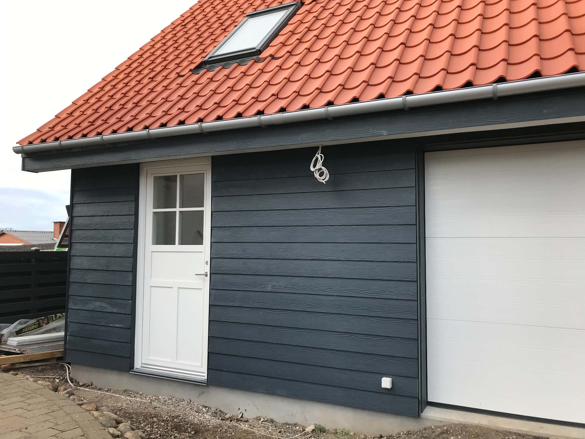 Ny dør og garageport monteret på nybygget hus